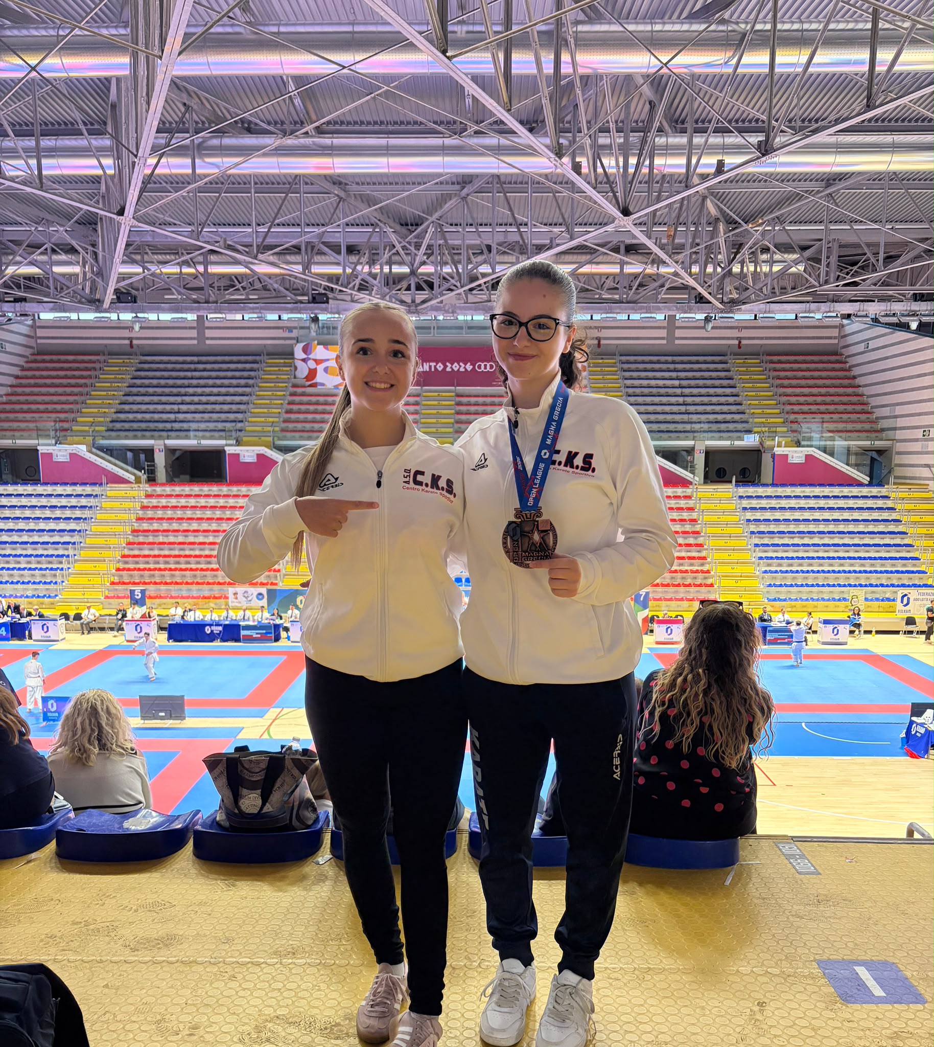 Linda Gatta e Giulia Natalini del Centro Karate Sportivo al PalaMazzola di Taranto, con la medaglia di bronzo conquistata da Giulia